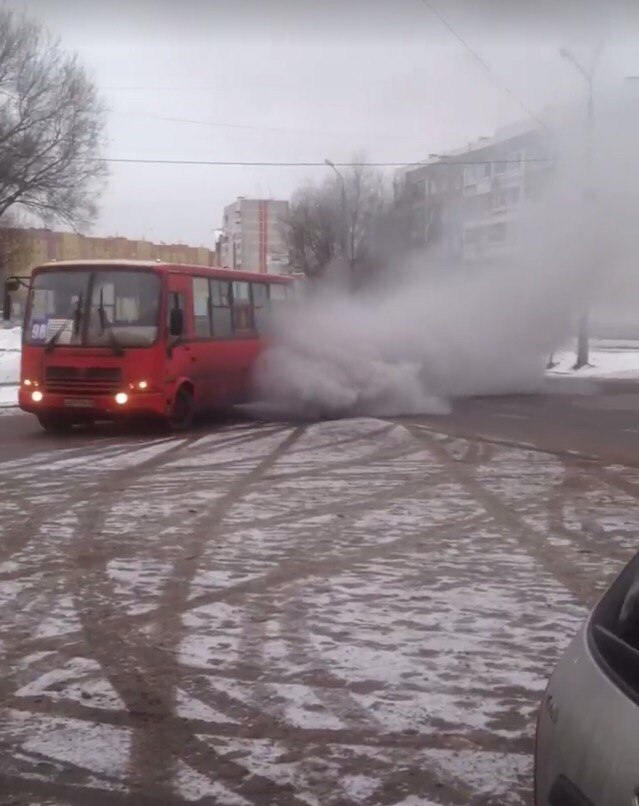 В Ярославле из красной маршрутки на ходу повалил дым