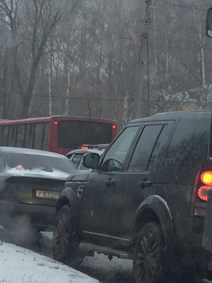 В Заволжском районе Ярославля копится пробка из-за автобуса