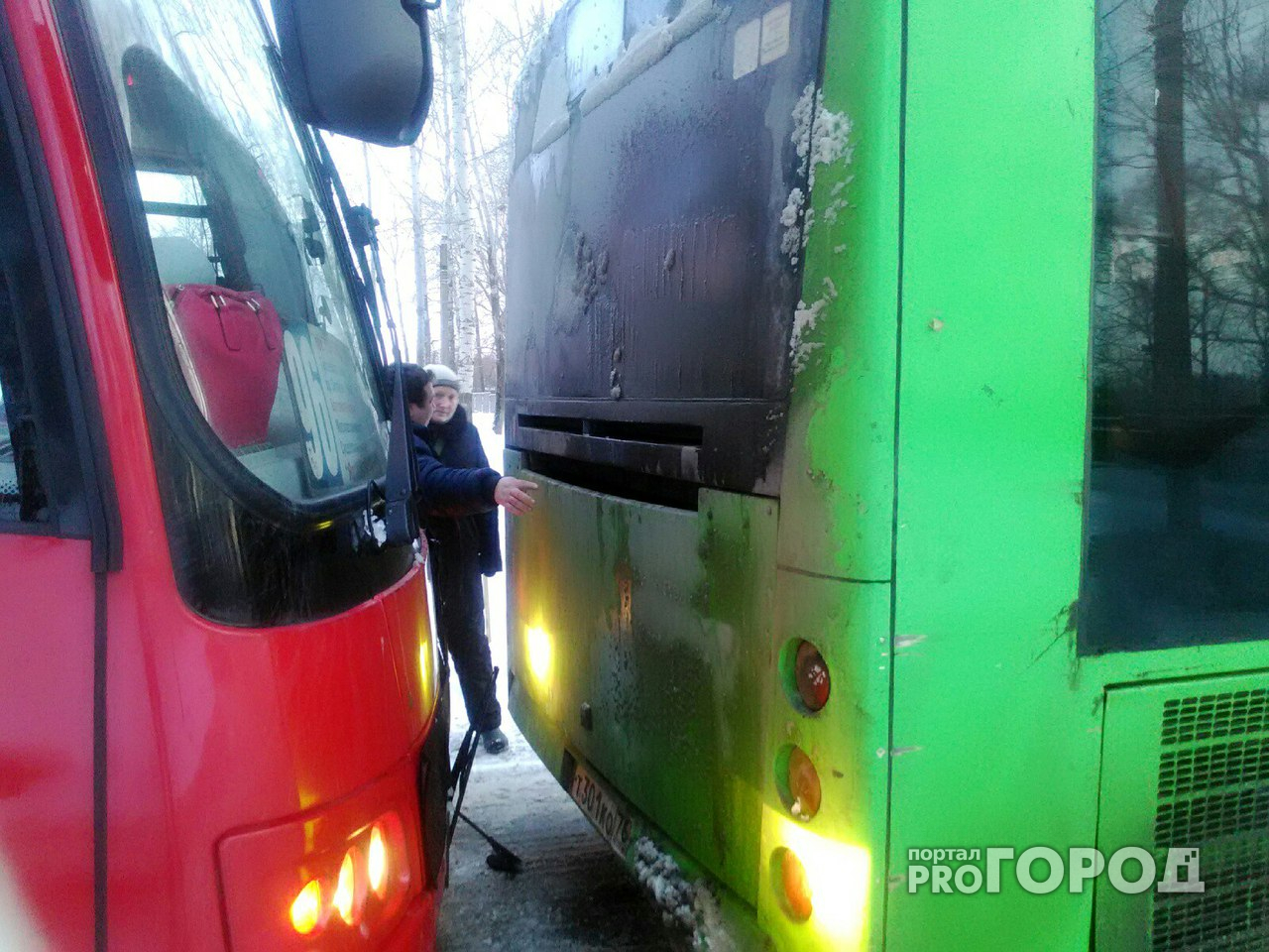 В Ярославле у маршрутки треснуло стекло после столкновения с автобусом