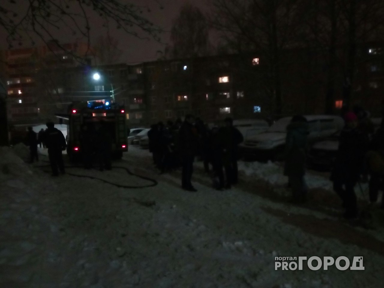 В Ярославле одиннадцать пожарных тушили подъезд