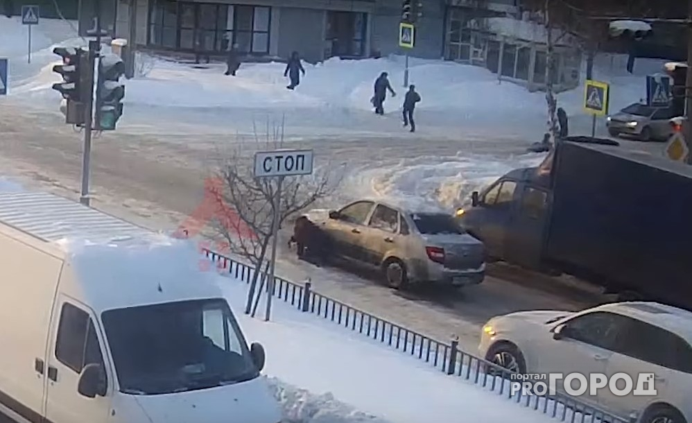 В Ярославле водитель нарочно переехал пешехода, упавшего на переходе