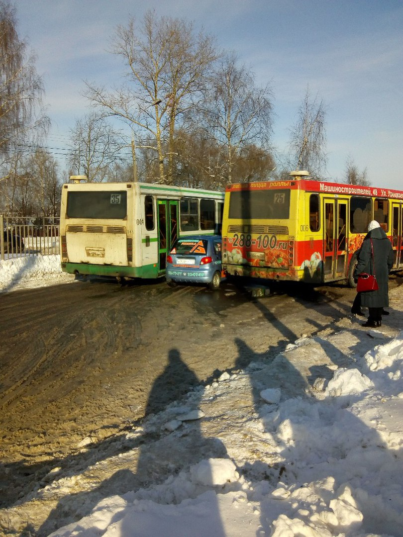 В Ярославле легковушку зажало между двумя автобусами