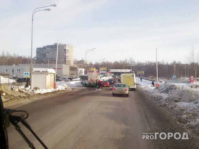 В Ярославле автобус протаранил сугроб
