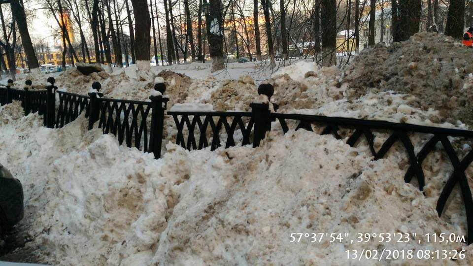 В центре Ярославля чугунный забор рухнул под натиском снега