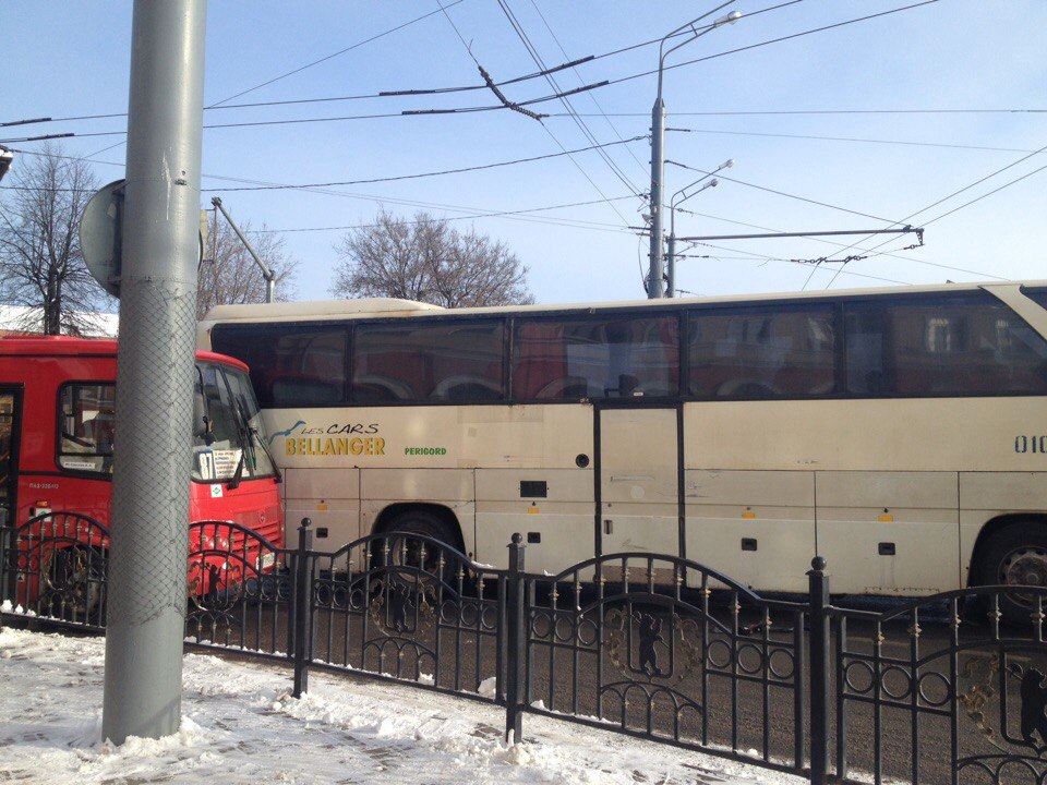 В Ярославле маршрутка столкнулась с туристическим автобусом