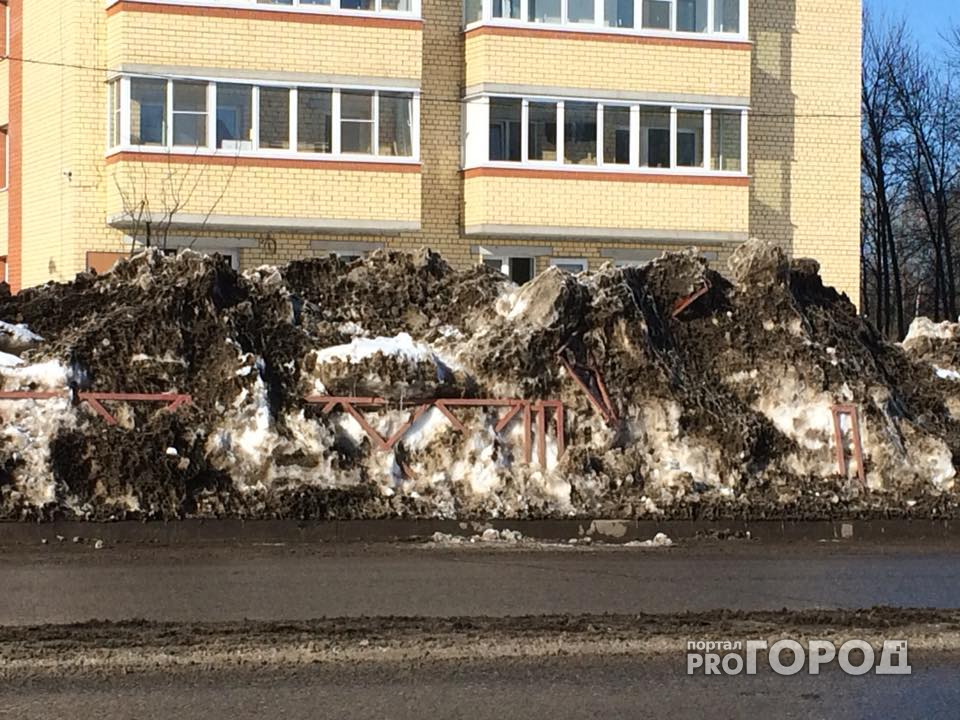 В Ярославле после расчистки коммунальщиками снега исчезают заборы