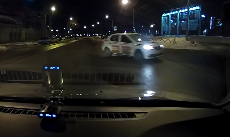 В центре Ярославля таксист с пассажирами катается по встречке: видео