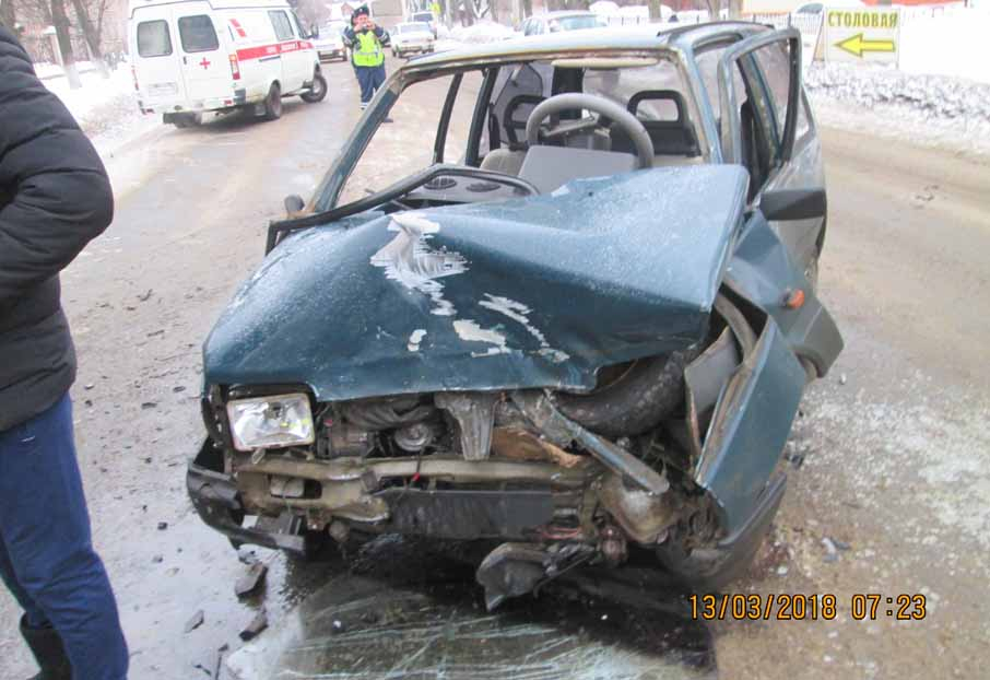 Руль вылез через лобовое стекло: в Ярославской области в мощном ДТП пострадали двое