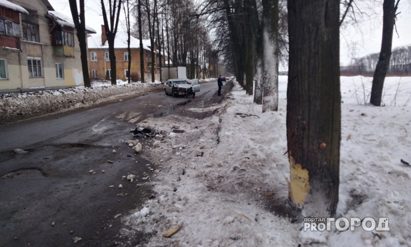 В Ярославле "Мерседес" влетел в дерево: водитель в больнице