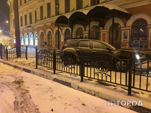 В центре Ярославля внедорожник снес ограждения и влетел в здание Главпочтамта