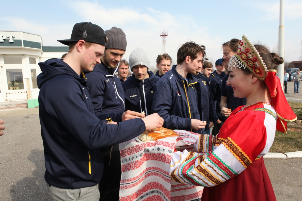 Встретили с хлебом и солью: в Ярославль прилетели хоккеисты сборной Швеции