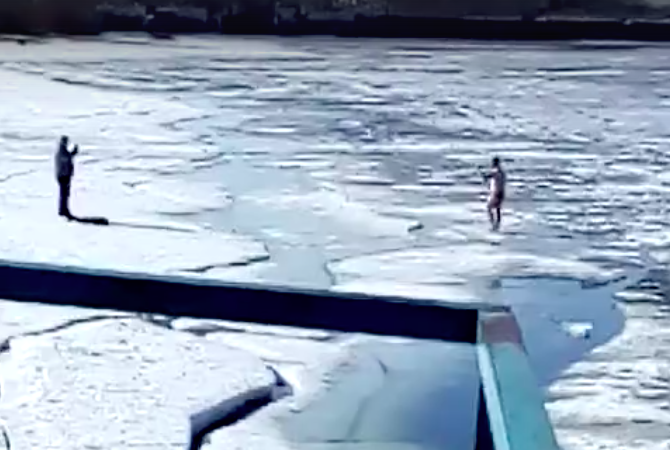 Я льдины разгоню руками: в Рыбинске открыли купальный сезон. Видео