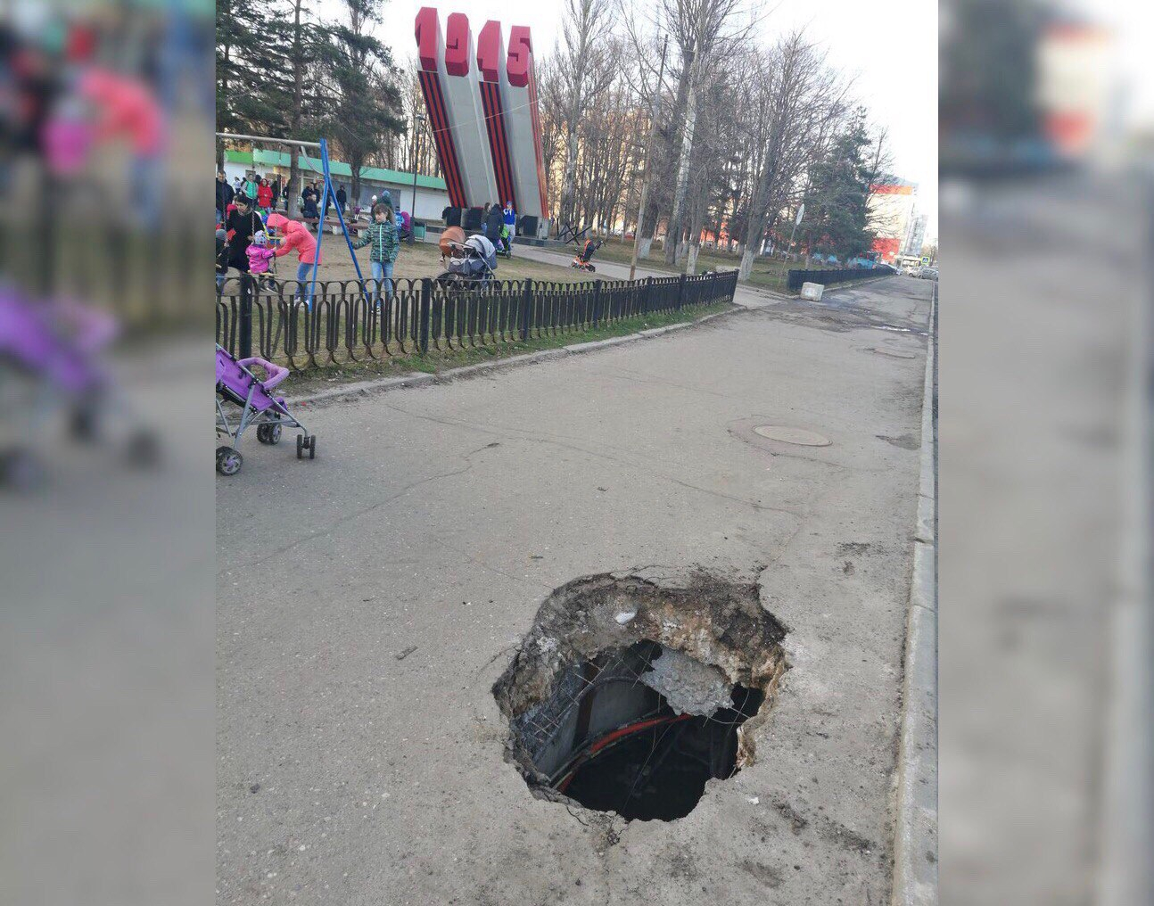 Дыра в неизвестность: в Ярославле у детской площадки обвалился асфальт. Фото