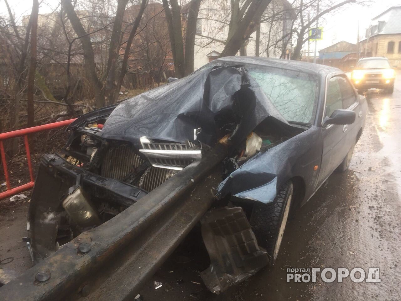 Новый поворот в истории, где машину пронзило ограждением: водитель объявлен в розыск по всему Ярославлю