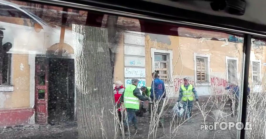 В Ярославле сотрудники компании по уборке города забрасывали мусор в окна дома: видео