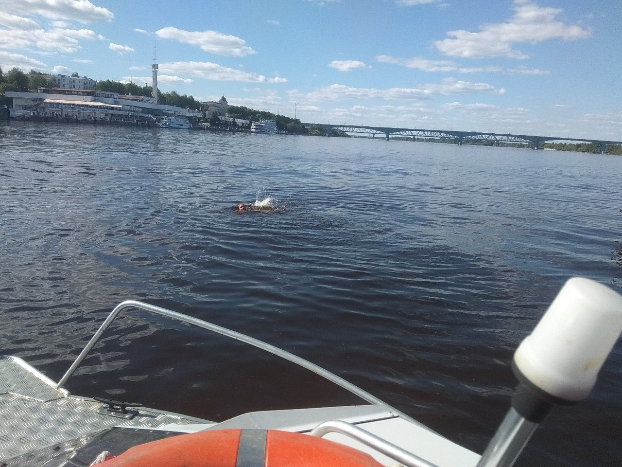 В Ярославле спасатели вылавливали мужчину, пытавшегося переплыть Волгу: видео