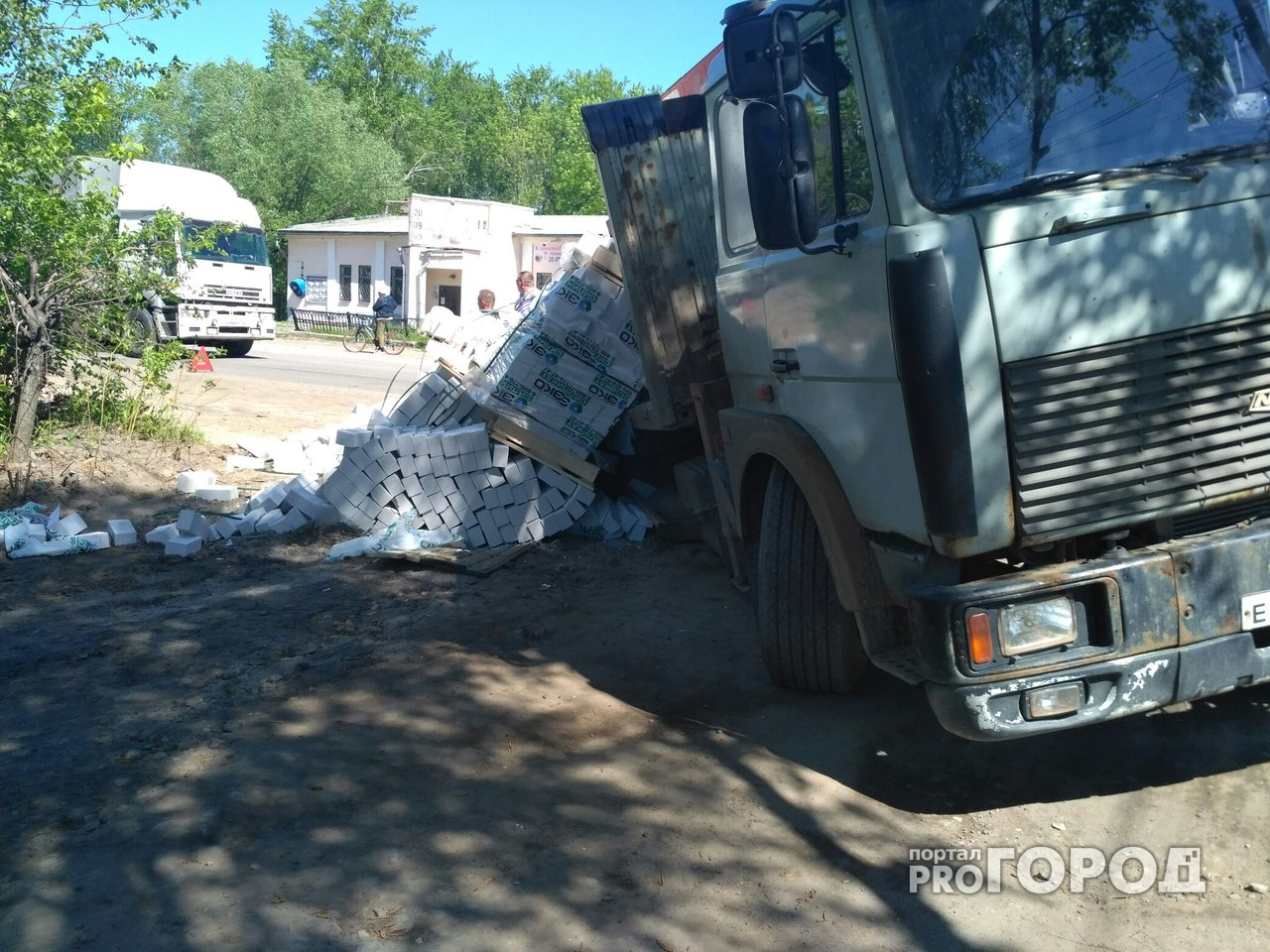 В Ярославле грузовик с кирпичами развалился прямо на дороге: фото