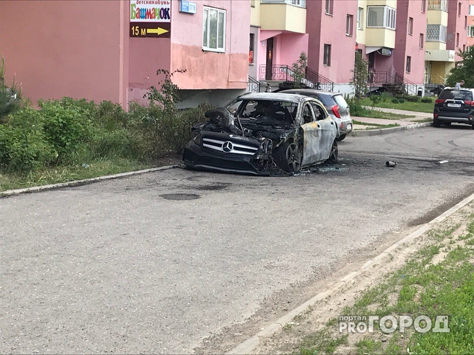 Месть или случайность: в Ярославле сгорел дорогой «Мерседес». Видео