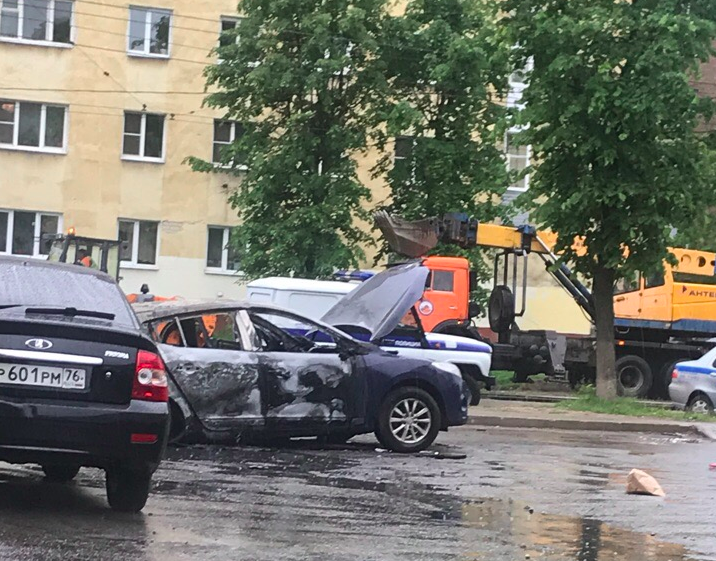 В Ярославле прямо на дороге вспыхнул автомобиль: видео