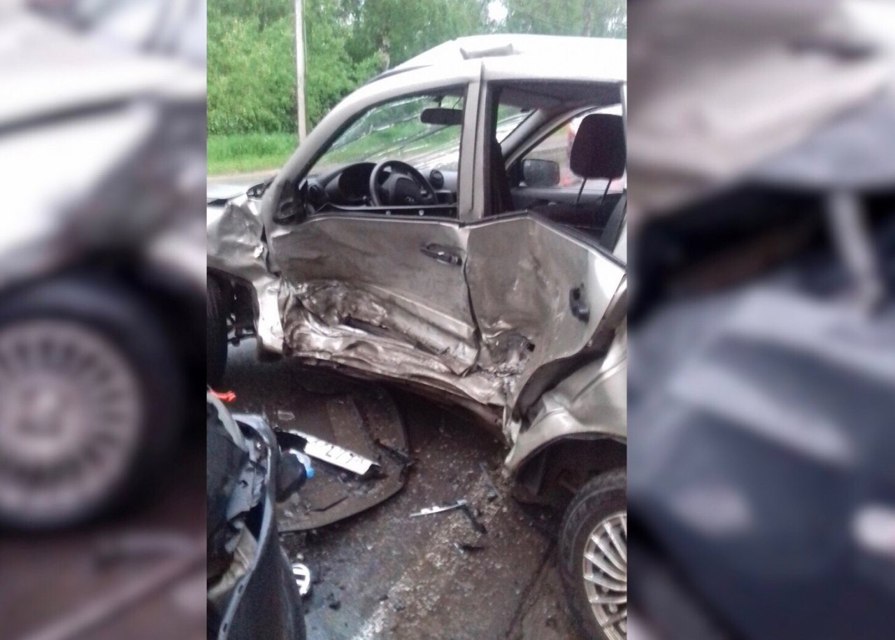В Рыбинске разворотило две машины на мокрой дороге: видео