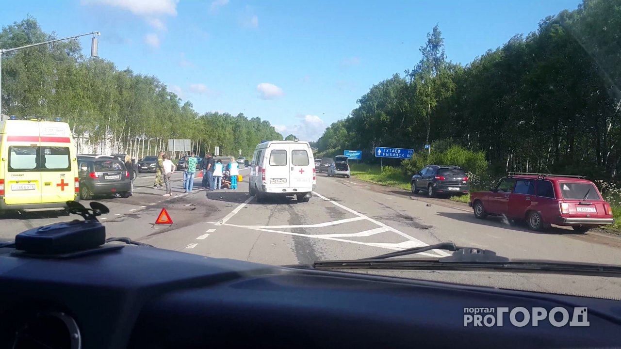 В аварии на выезде из Ярославля погибла женщина: фото и видео
