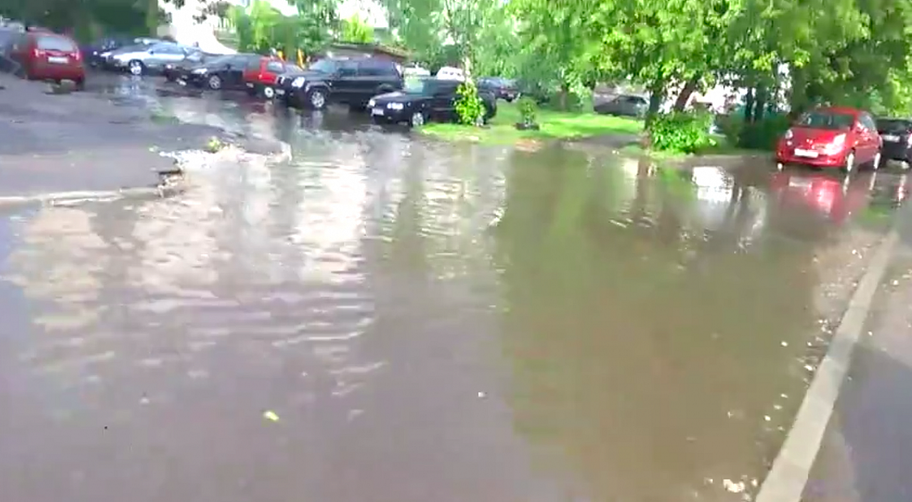В Ярославской области после ливня затопило улицу: люди добираются до подъездов вплавь. Видео