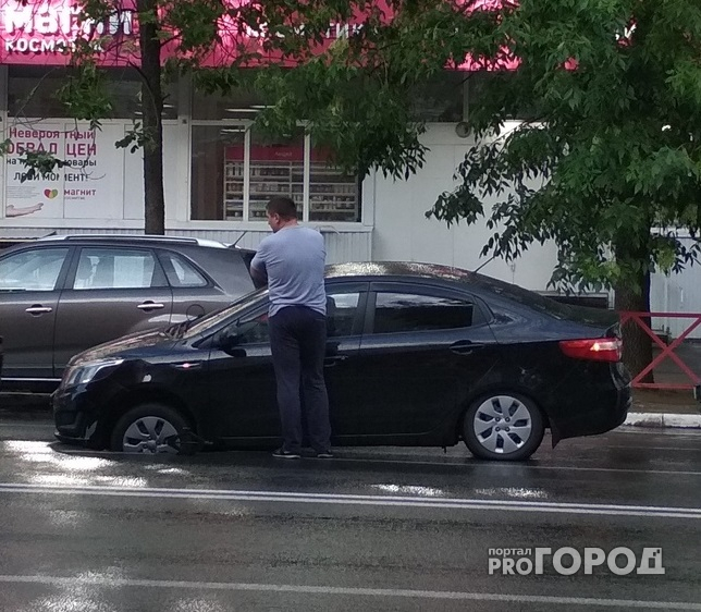 Водитель машины, утонувшей в яме в центре Ярославля: Собираюсь судиться с мэрией