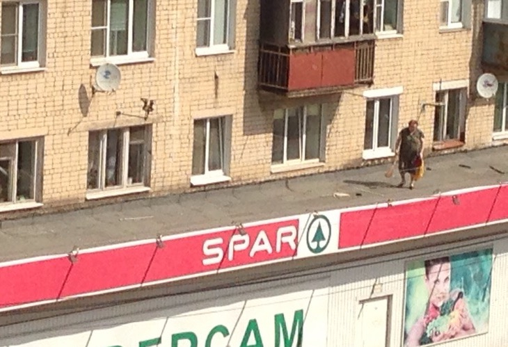 В Ярославле бабушка залезла на крышу, чтобы её подмести: фото