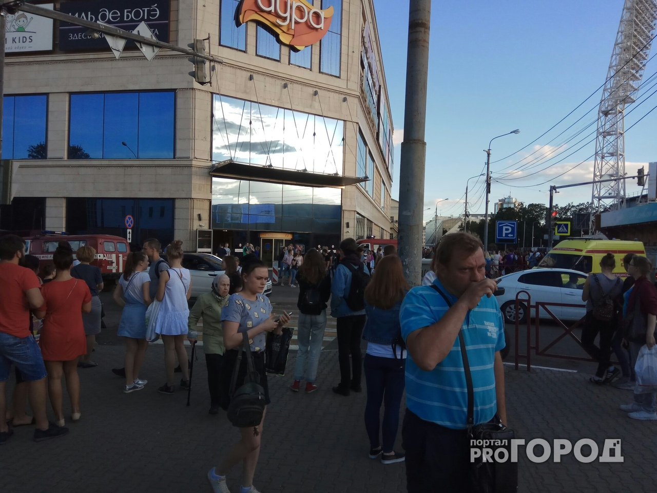 Эвакуация в торговом центре "Аура" в Ярославле: короткое замыкание. Видео
