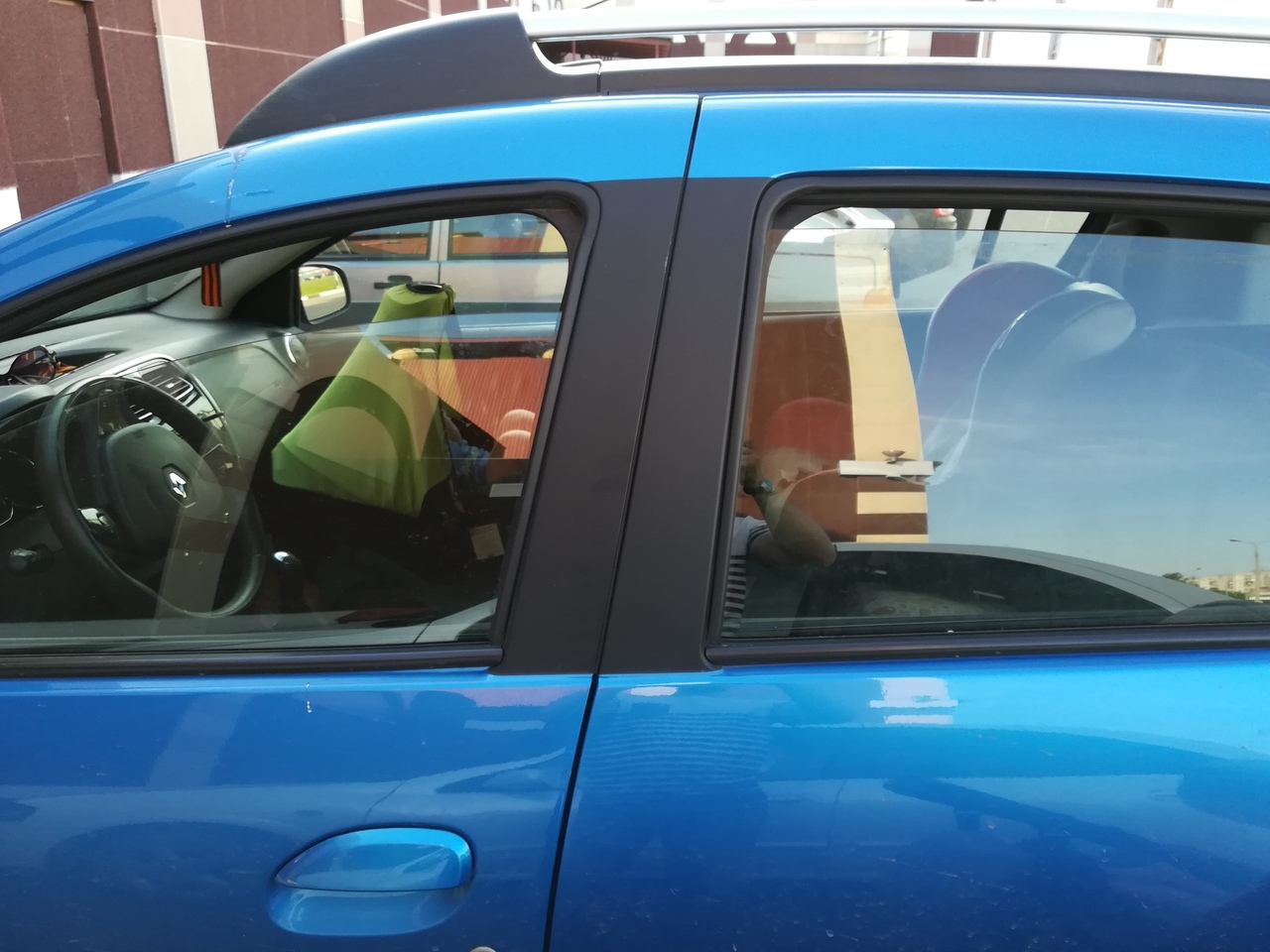 Жительница Ярославля оставила двоих детей в машине в 30-градусную жару
