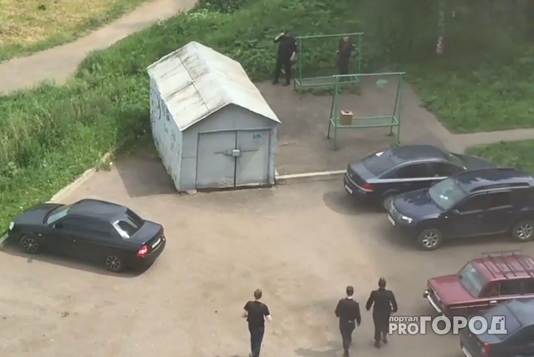В Ярославле саперы обследуют подозрительную коробку во дворе: видео