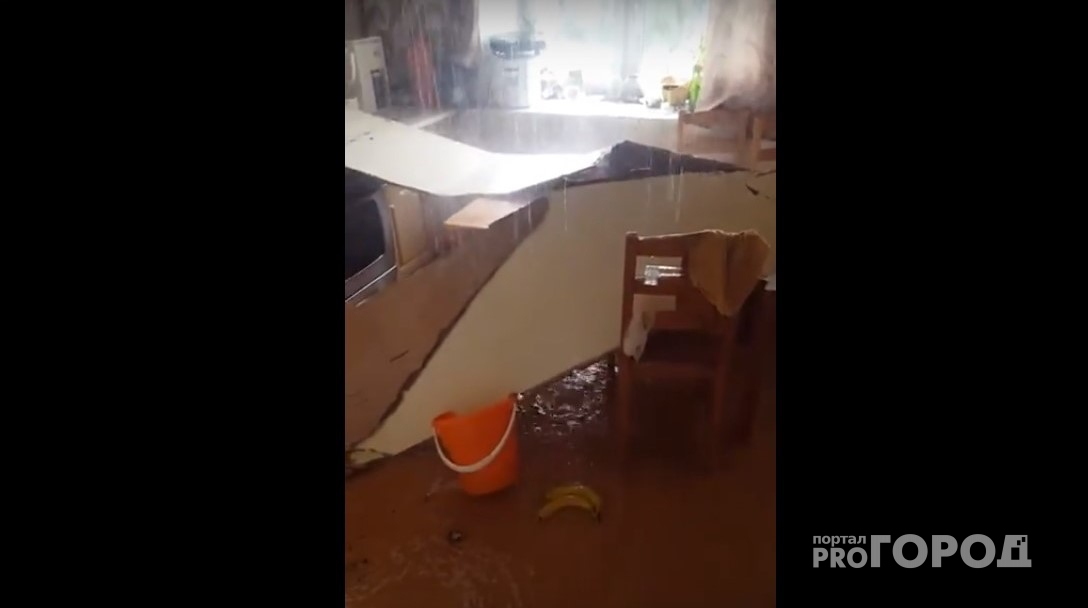 В квартире известного ярославского дизайнера рухнул потолок: видео с места ЧП