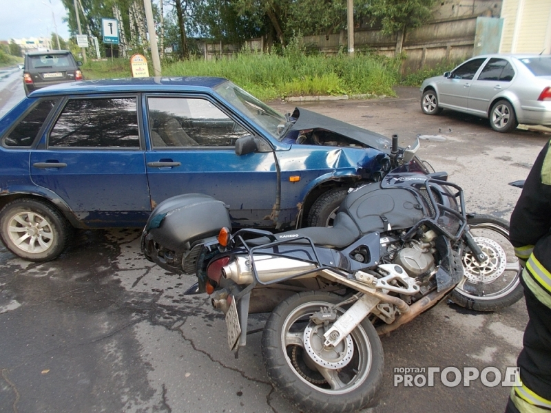 В ДТП под Ярославлем пострадал байкер: кадры