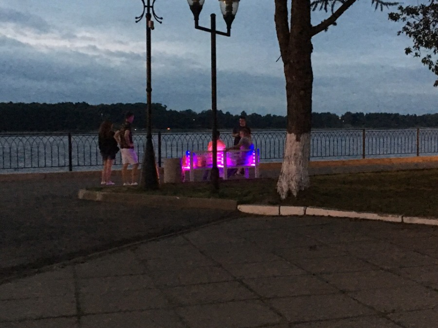 Выбери цвет настроения: в Ярославской области появились необычные лавочки с Wi-Fi