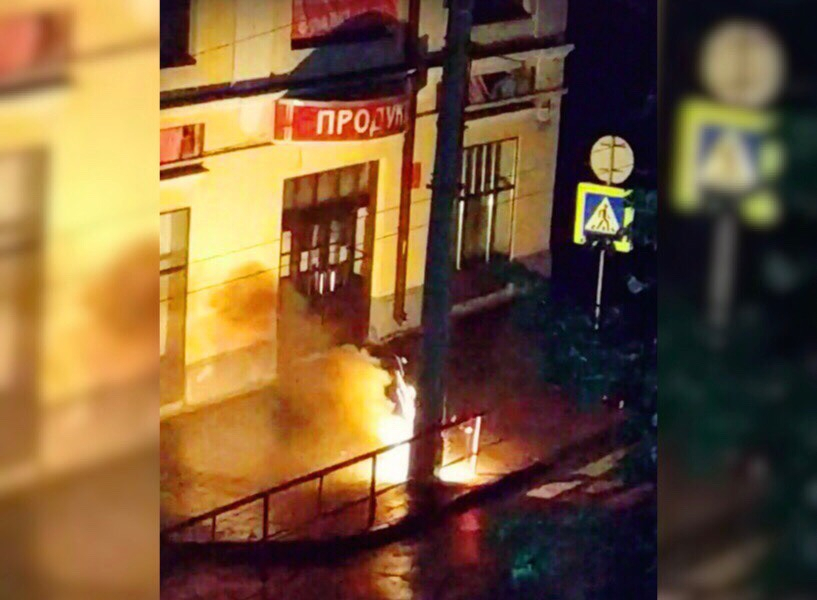 В центре Рыбинска вспыхнул фонарный столб: видео