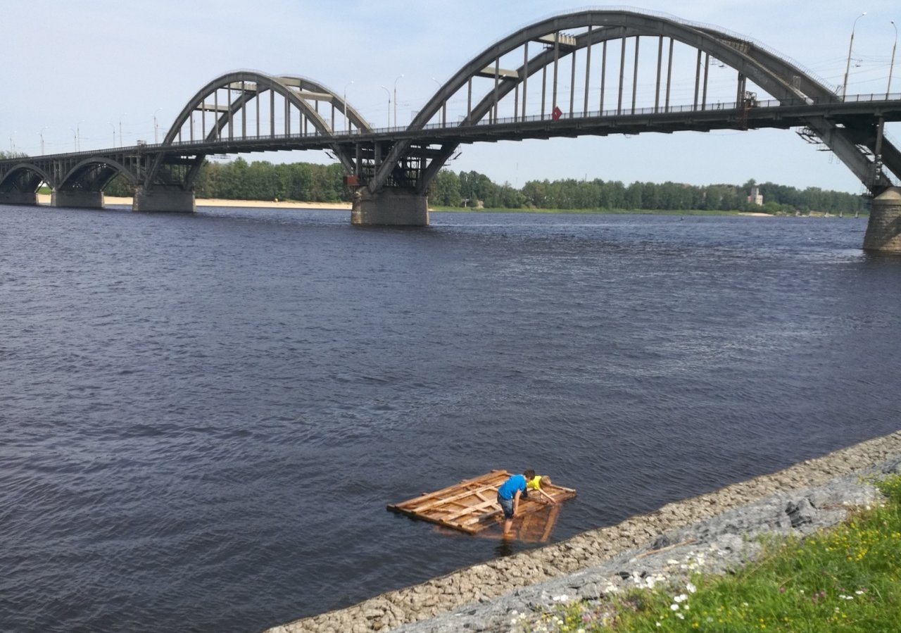 В Рыбинске жители спасали детей, которые устроили заплыв на самодельном плоту: фото