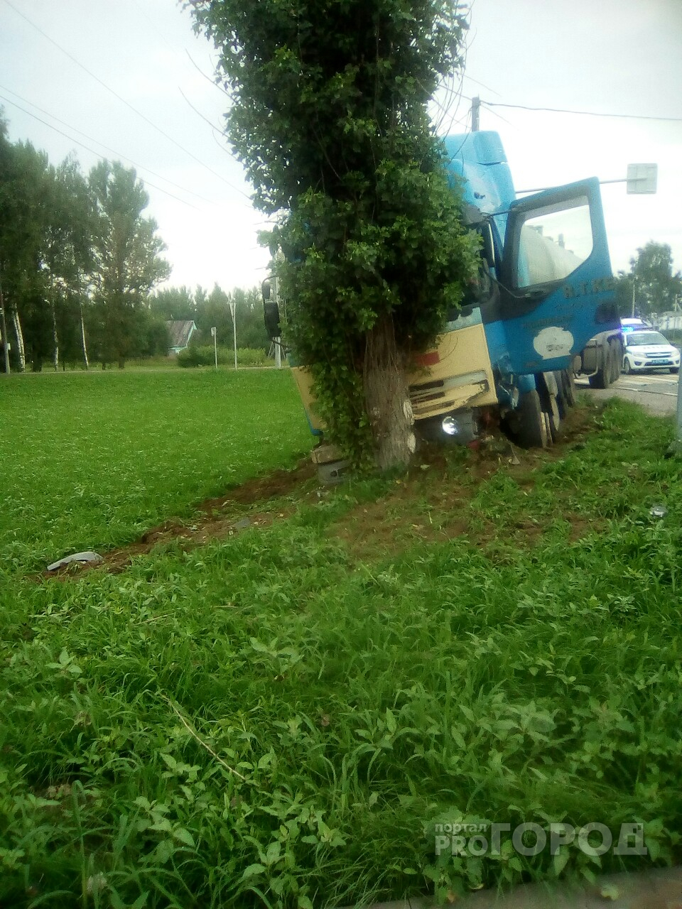 У НПЗ в Ярославле автоцистерна врезалась в дерево: пострадали трое. Кадры