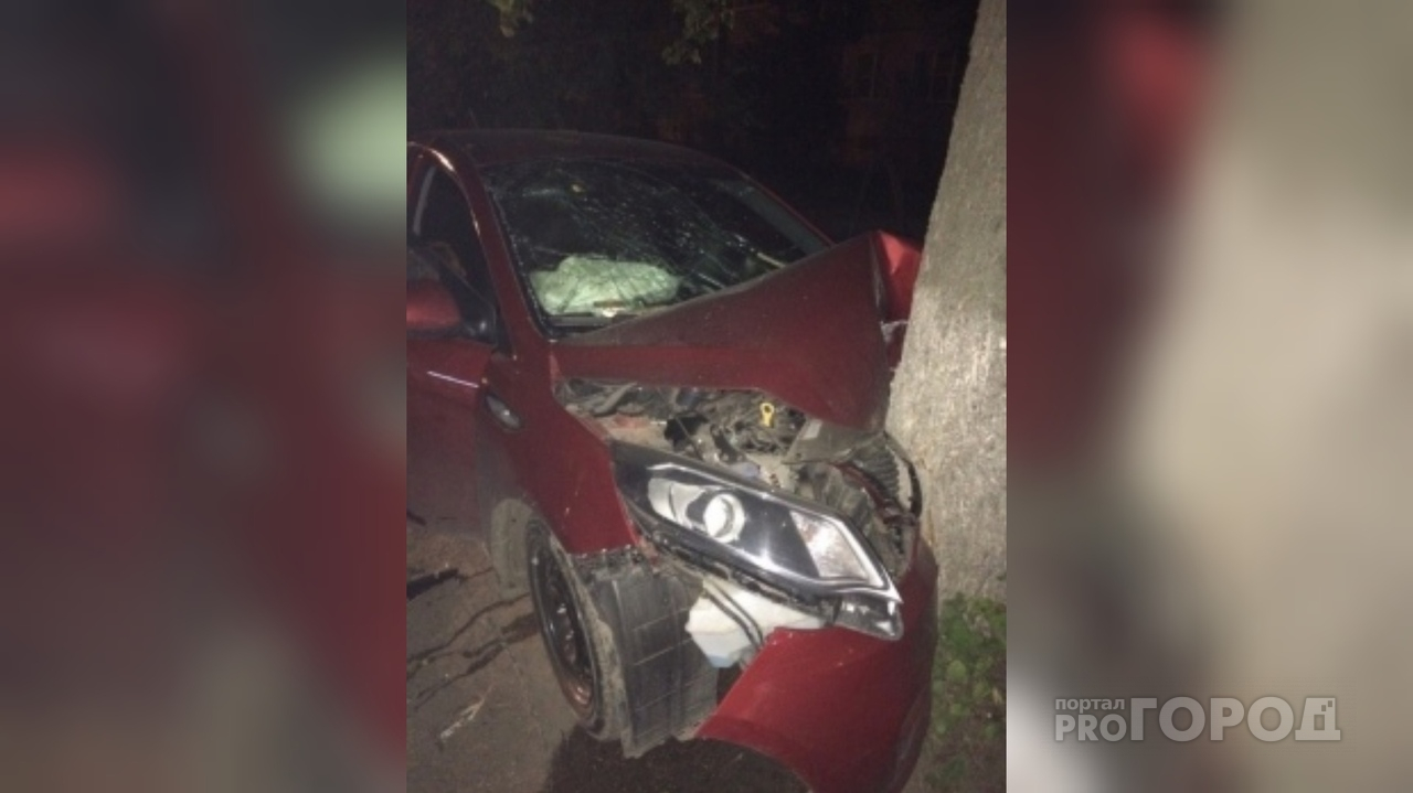 В Ярославле иномарка протаранила дерево: пятеро пострадавших