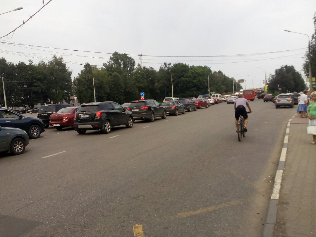В Ярославле тройное ДТП на мосту парализовало движение: видео