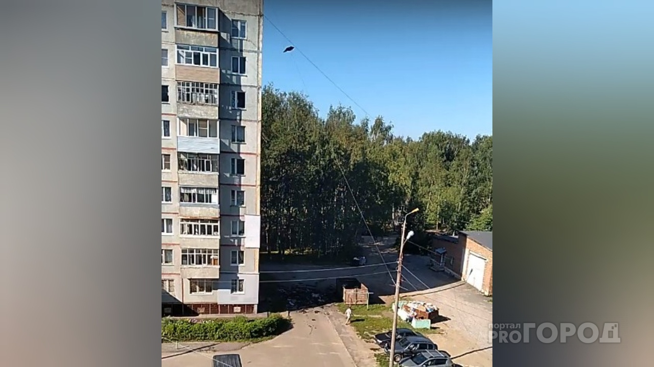 Угроза сверху: на ярославцев скидывают куски крыши. Видео