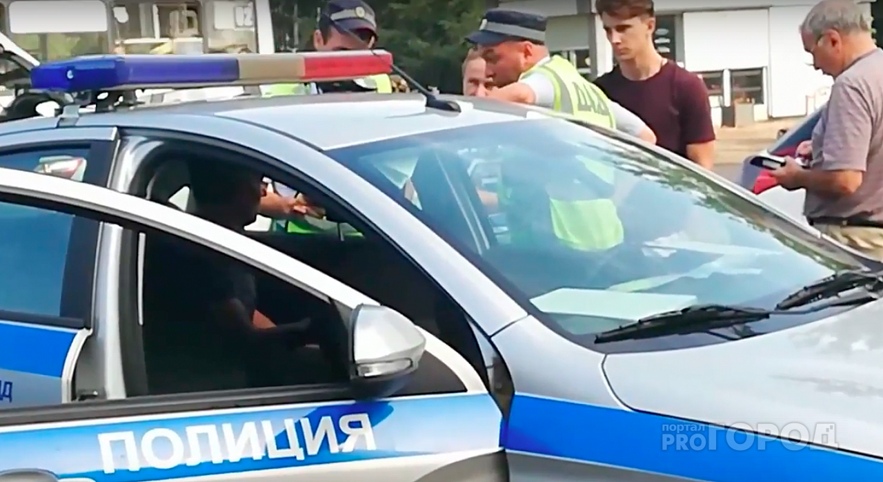 Плакал и бил свою машину: в Ярославле пьяный водитель устроил шоу на дороге. Видео