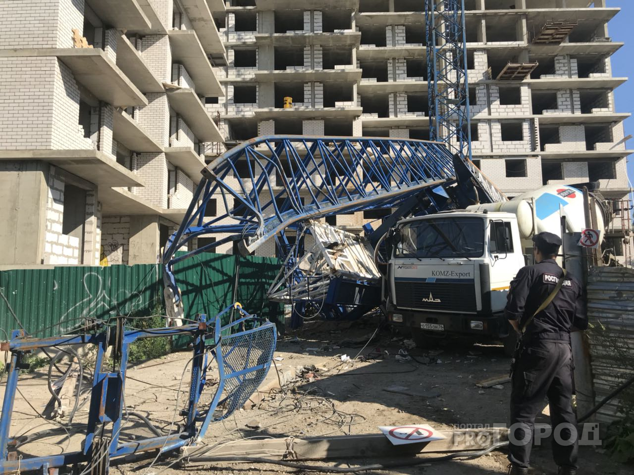 В Ярославле рухнул башенный кран: как отреагировали власти