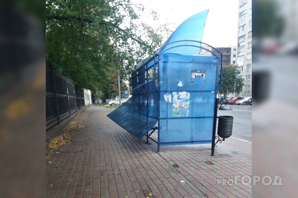 Сильный ветер в Ярославле ломает остановки: фото