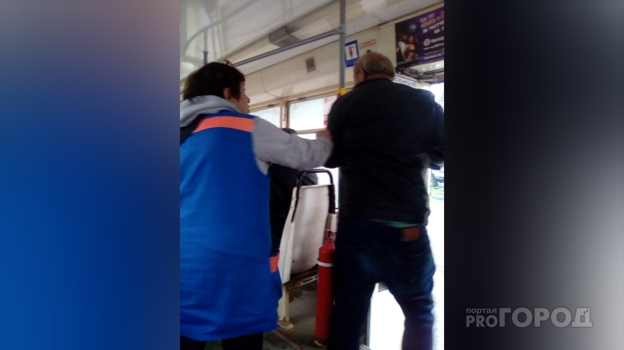 Орал на весь салон: ярославец в трамвае набросился на пассажиров