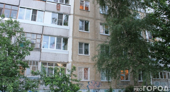 В Ярославле мужчина выпал из окна многоэтажки: подробности трагедии