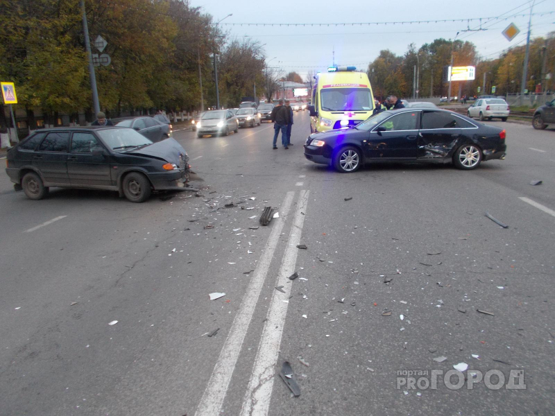 Сцепились на дороге и влетели в людей: в аварии в центре Ярославля пострадали женщины