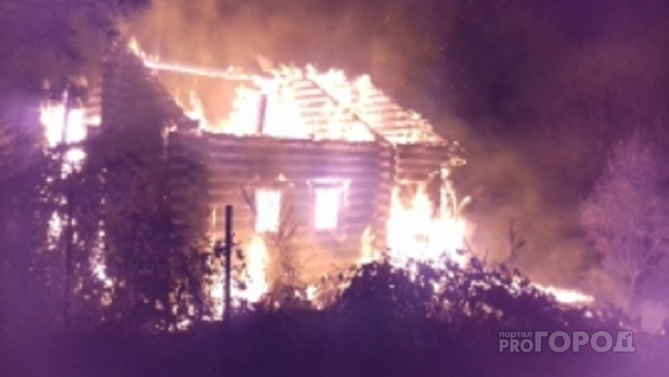 В огне под Ярославлем сгорела сказочная банька за несколько миллионов: кадры