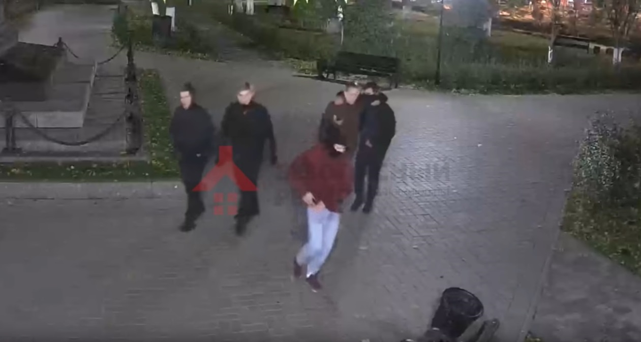 Что делала банда вандалов в Демидовском сквере после погрома на Стрелке: видео