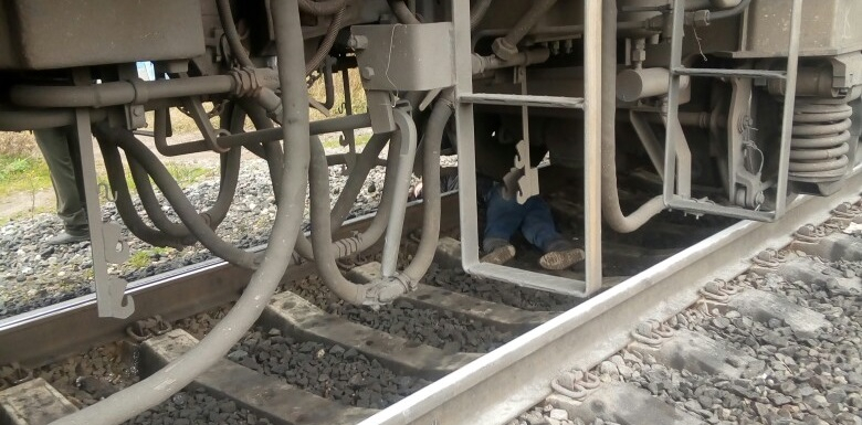Запнулась о рельсы: поезд раздавил женщину под Ярославлем