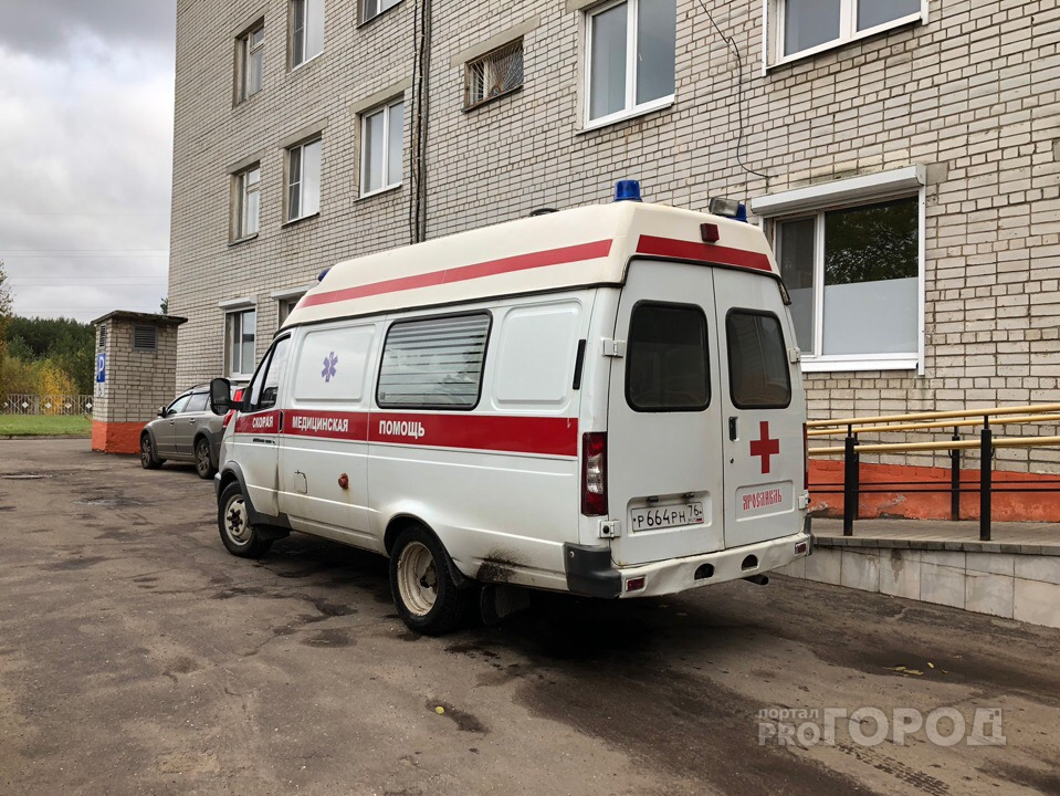 Пятеро в больнице: под Ярославлем микроавтобус врезался в грузовик